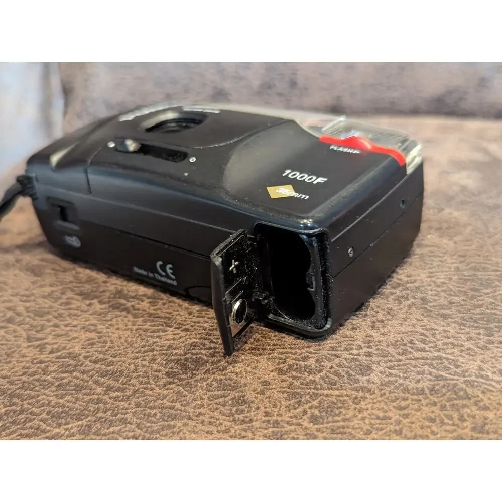 Polaroid 1000F 35mm Film Camera W/ Branded Case Uses 2 AA Batteries